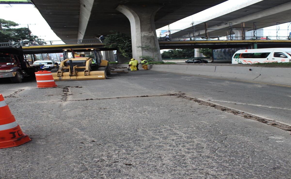 La aplicación de mezcla asfáltica para tapar los baches como parte de una estrategia intergubernamental / Foto: Especial