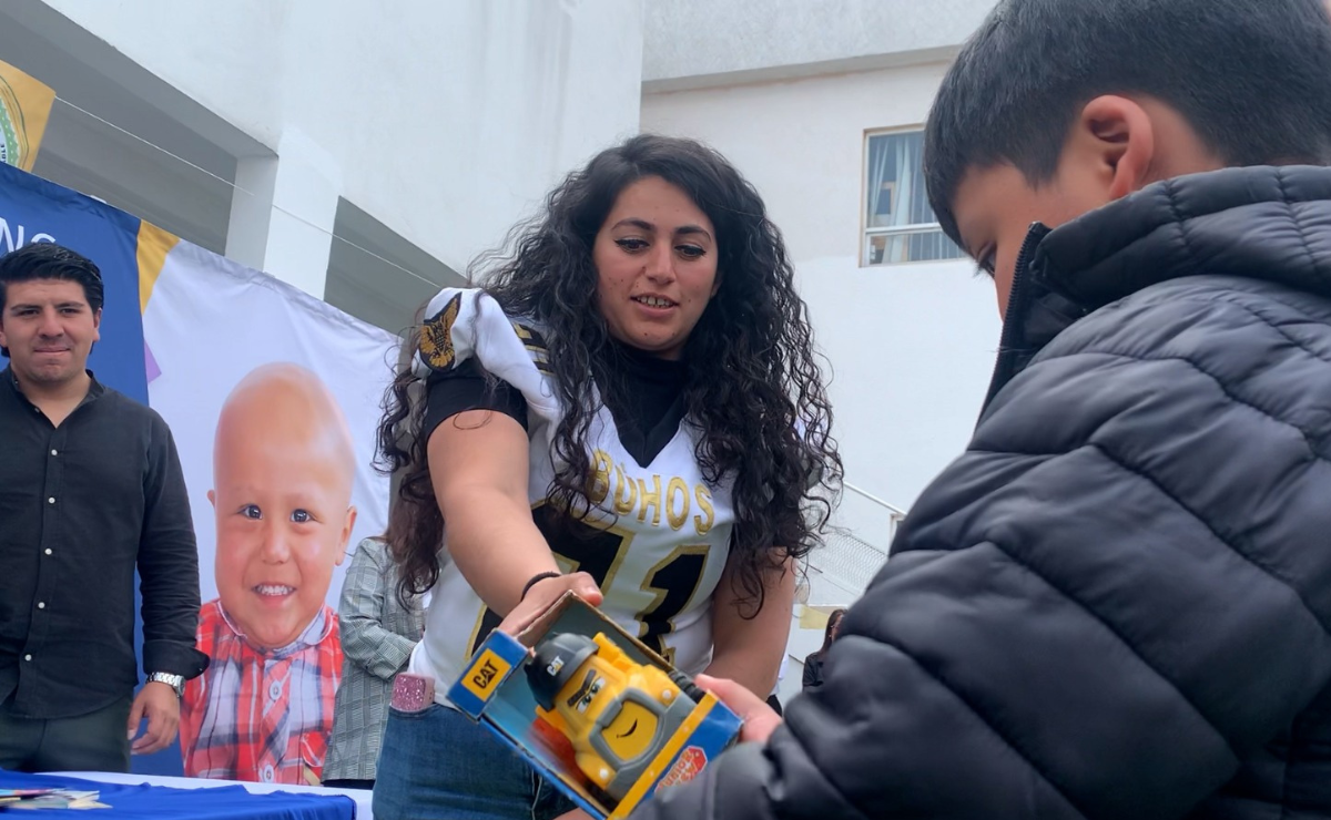 Cada touchdown, una sonrisa. Los Búhos Toluca anotaron dentro y fuera de la cancha al recaudar juguetes para niños necesitados. Foto: Sergio García
