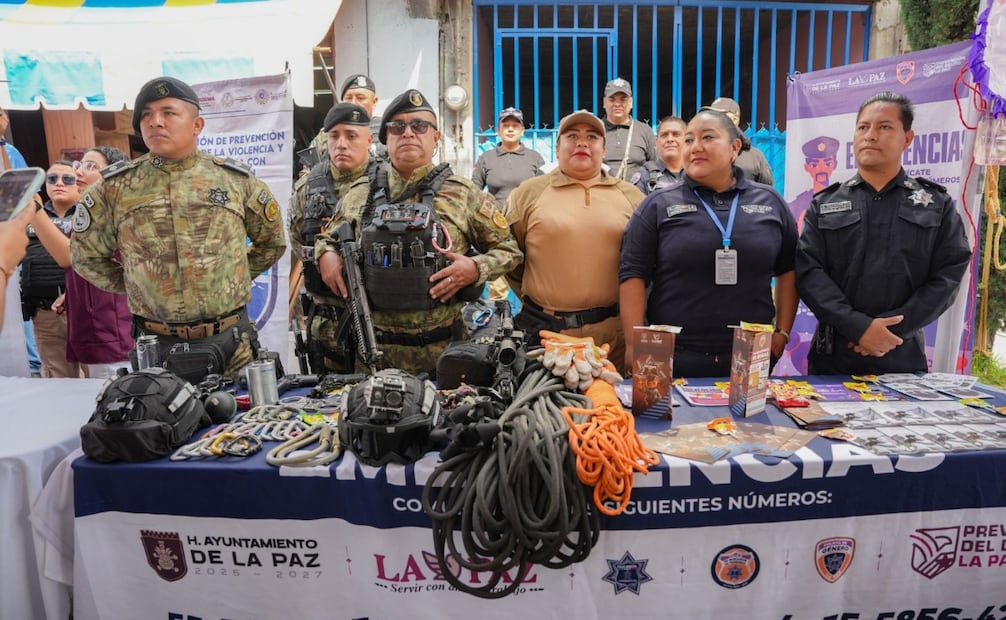 Diversas áreas de los gobiernos de La Paz y Chimalhuacán ofrecieron servicios gratuitos como vacunación, optometría y asesoría de género. Foto Especial