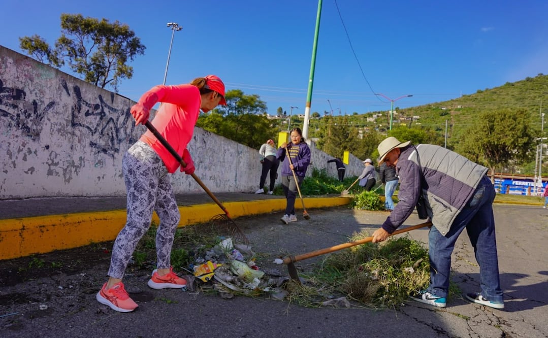Personal municipal y vecinos participaron en la Mega Jornada de Limpieza sobre los camellones del paradero del Metro La Paz. Foto Especial