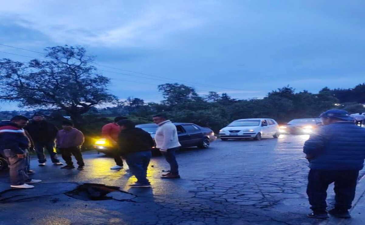 Autoridades municipales han hecho el llamado a los automovilistas a circular con precaución tras el socavón. Foto: Especial