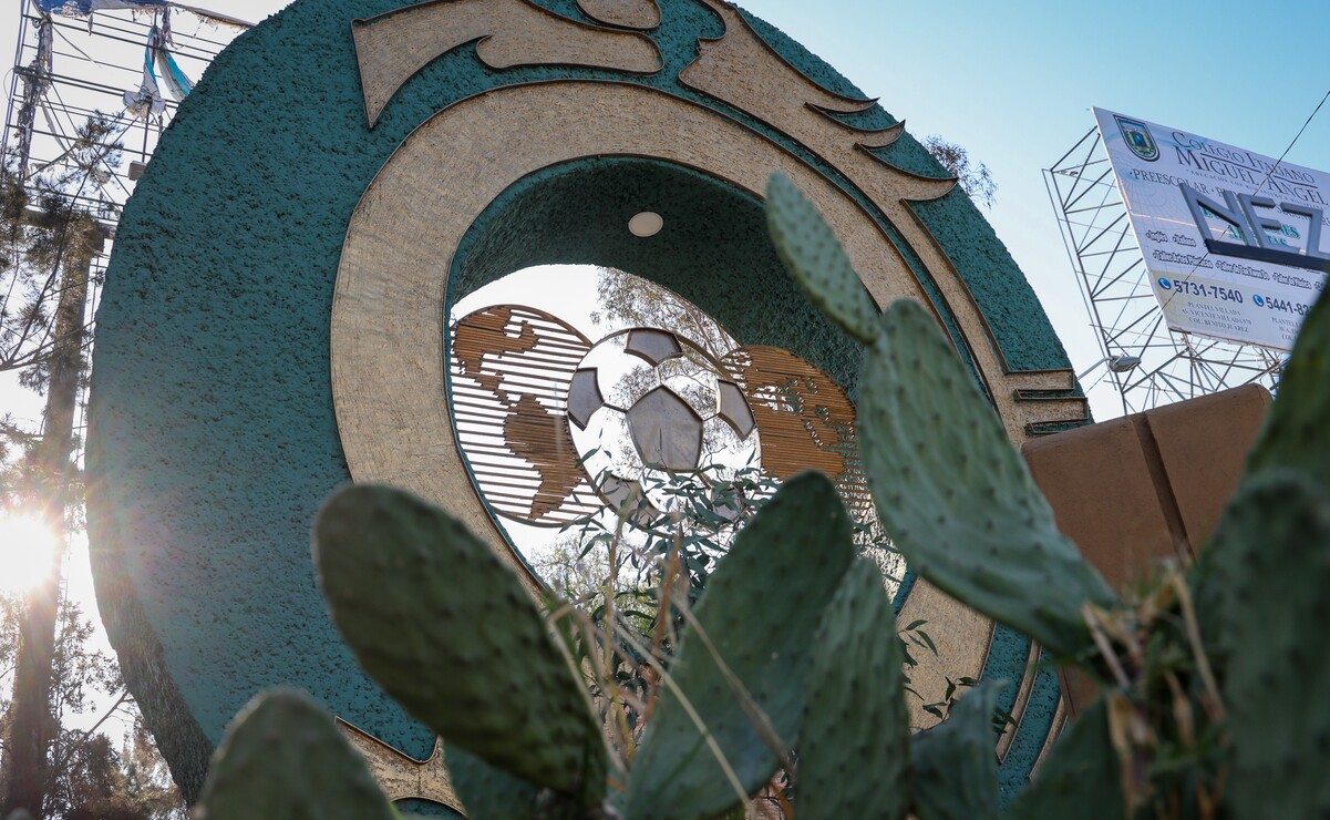 El monumento se encuentra alrededor de un jardín que contiene placas con el nombre del municipio "Nezahualcóyotl"/ Foto Luis Camacho