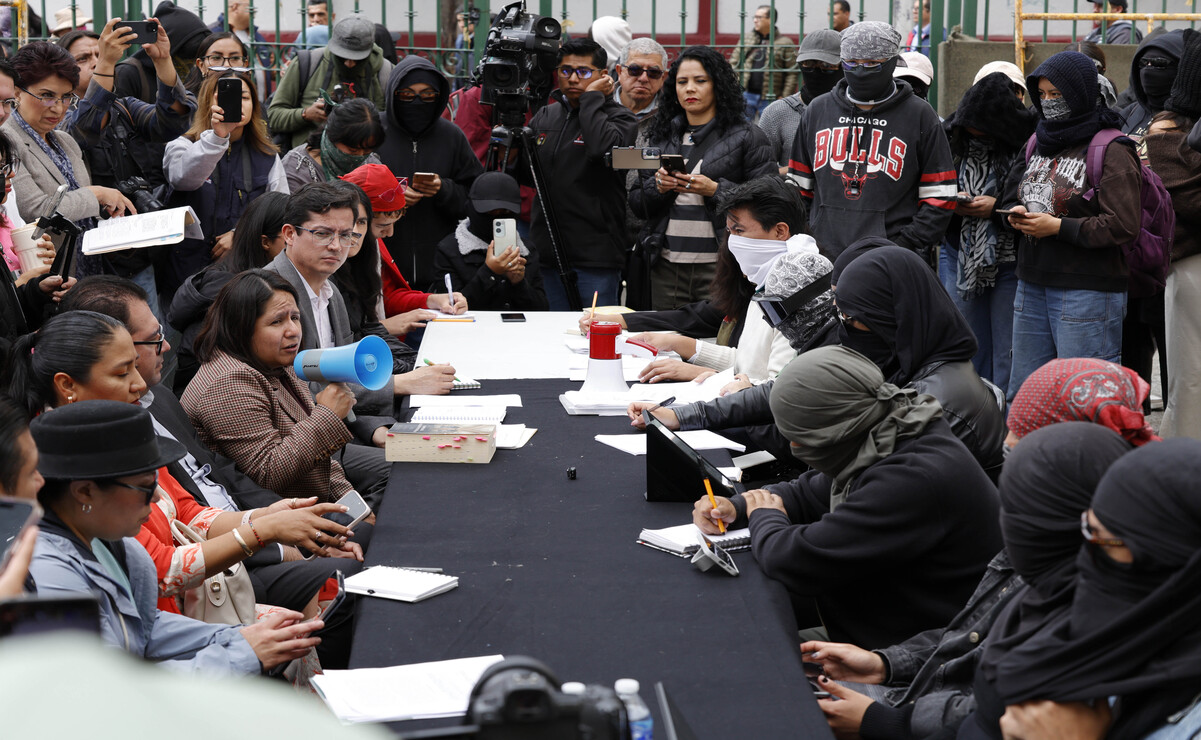 El Enjambre Estudiantil Unificado solcito llevar a cabo una mesa de dialogo el lunes 14 de julio en la “Casa del Estudiante” antes Rectoría. Foto: Arturo Hernández / El Universal Estado de México