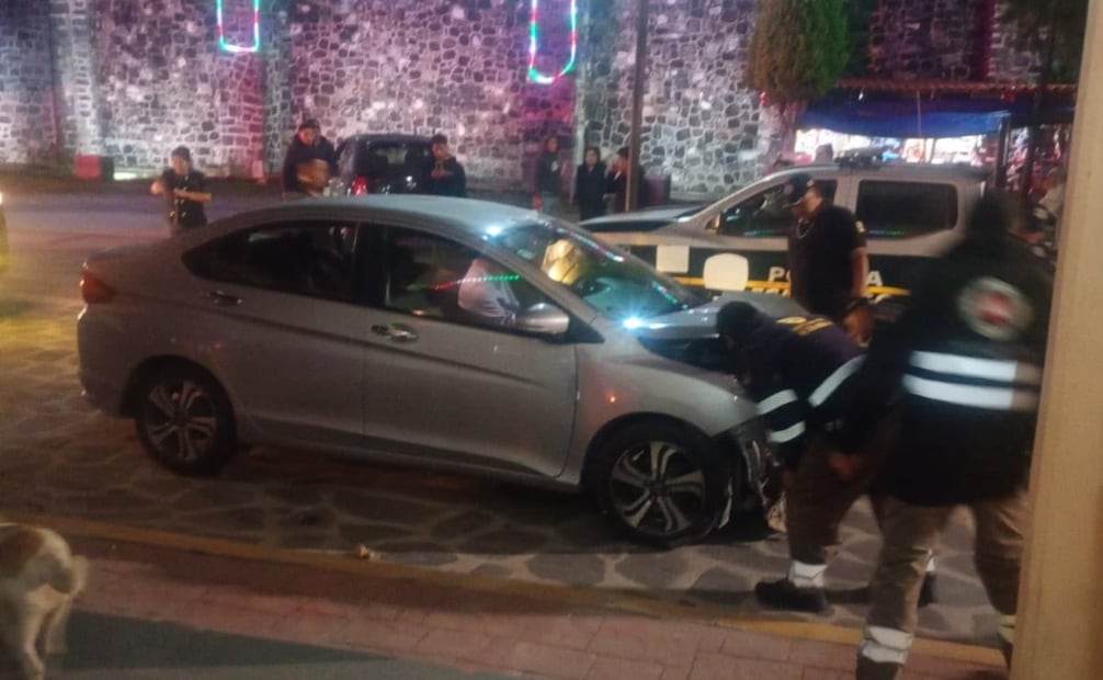 El accidente ocurrió la noche del martes en el acceso al edificio de gobierno. Foto especial