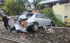 Choque entre tren y auto en Ecatepec deja un lesionado en la colonia Las Vegas Xalostoc