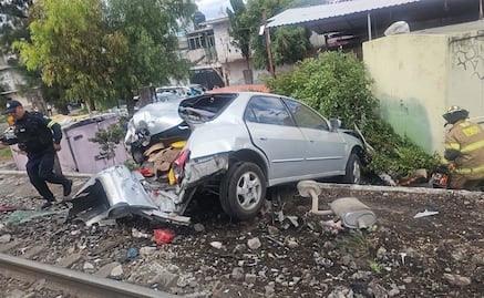 Choque entre tren y auto en Ecatepec deja un lesionado en la colonia Las Vegas Xalostoc