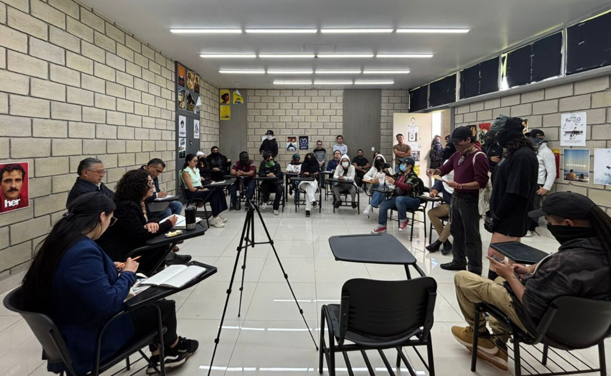 La Rectora de la UAEMéx, Martha Patricia Zarza, dialoga con estudiantes de Artes Escénicas para buscar acuerdos y levantar el paro. Foto: Especial
