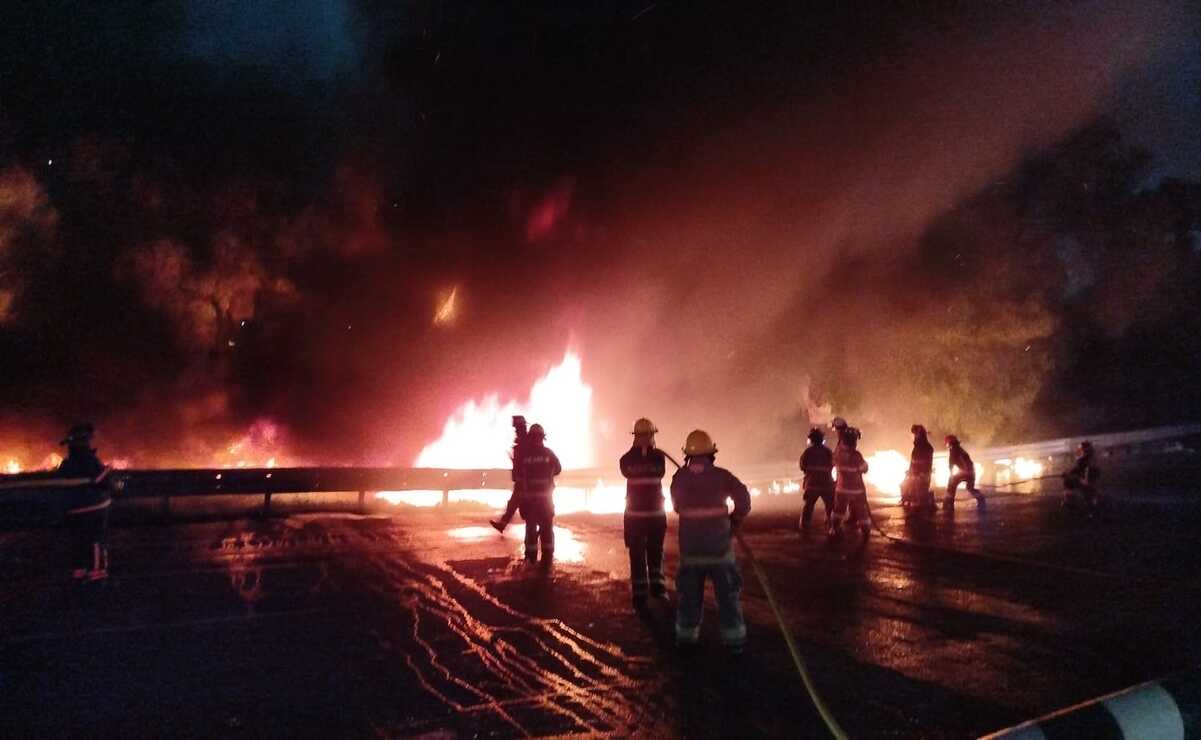 La emergencia obligó a los cuerpos de rescate a realizar una quema controlada de combustible derramado, por una fuga en una de las válvulas. Foto: Especial
