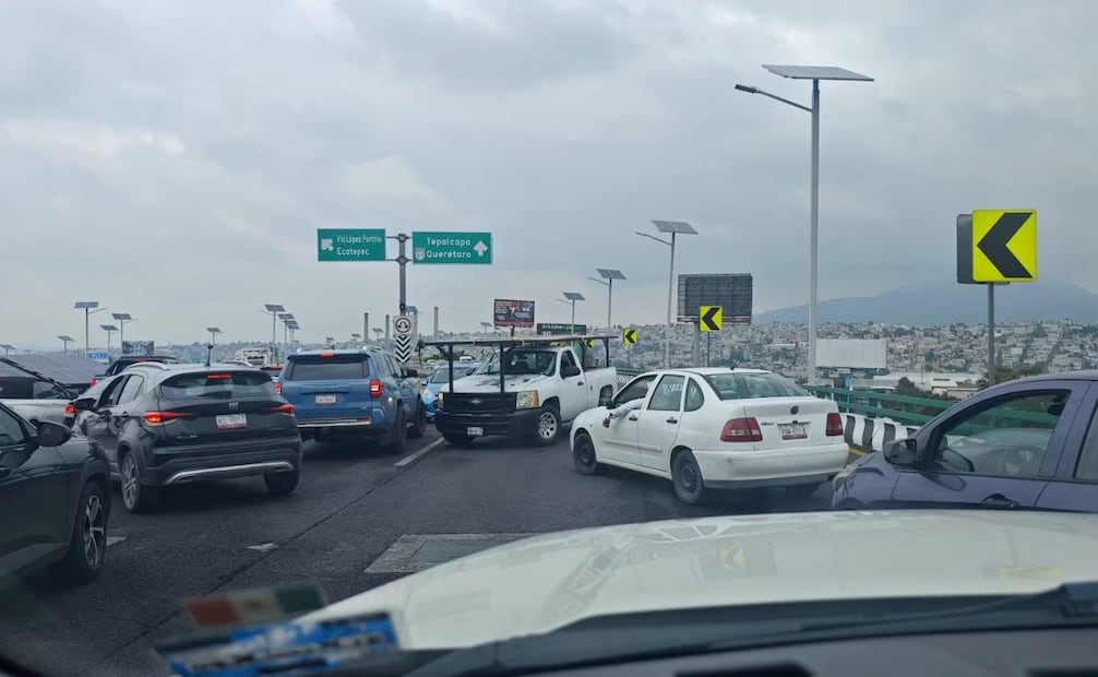La manifestación de vecinos realizada ayer en Cuautitlán provocó filas de vehículos de más de 10 kilómetros en dirección a la México-Querétaro. Foto especial