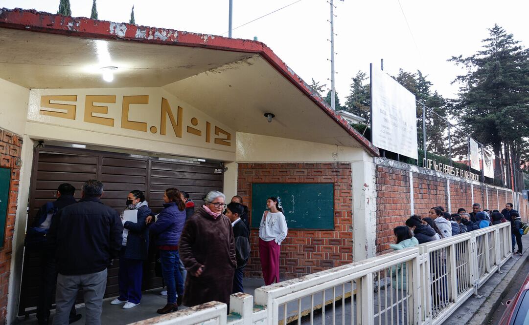 Las opiniones de los padres de familia están divididas. Pese a ello esperan que la remodelación termine a tiempo. Foto: Arturo Hernández / El Universal Edomex