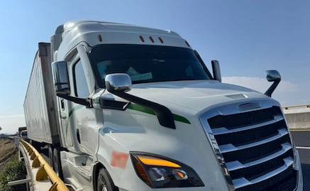 Abandonan camioneta con reporte de robo; venía cargado con refrescos valuados en 700 mil pesos