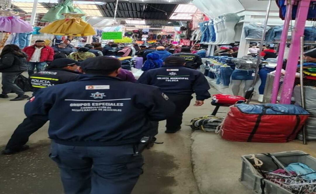 Los policías municipales recorren los distintos pasillos del mercado para supervisar el orden. Foto: Especial