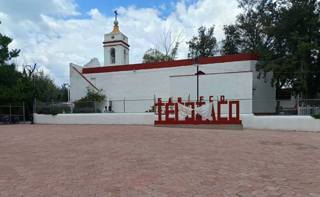 Un moño blanco fue colocado en las letras de Tepojaco en señal de duelo por la muerte de Alejandro. Foto Gisela González / El Universal
