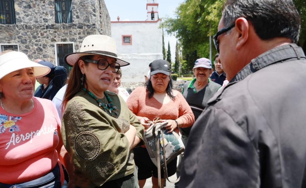 La alcaldesa Azucena Cisneros caminando e interactuando con los vecinos de Las Parcelas. Foto Especial