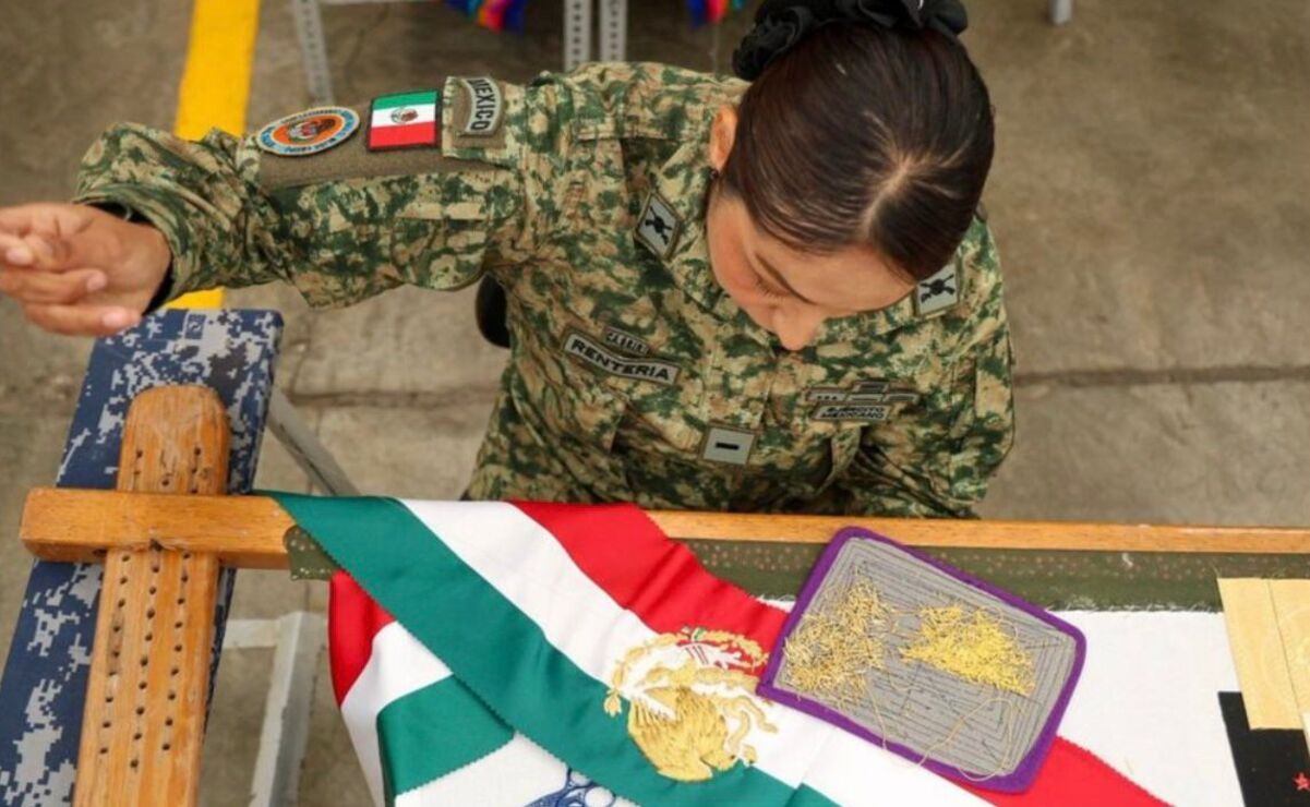 Evangelina Rentería de la Cruz, soldada de la SEDENA, se encargó de bordar el escudo en la Banda Presidencial. Foto: Especial.