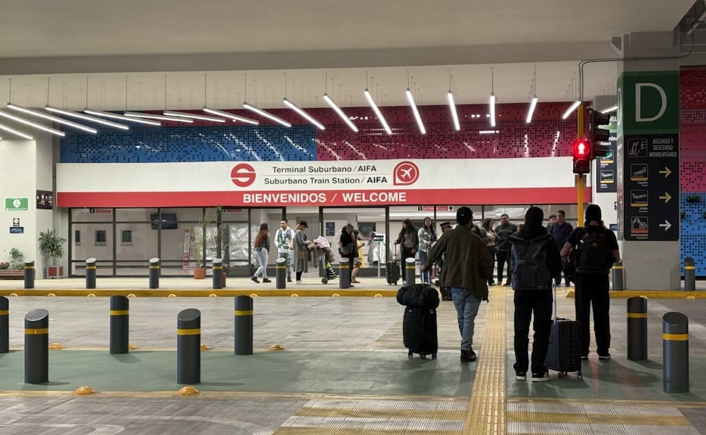 Personal de intendencia intensifica la limpieza en los pisos de mármol y ventanales de la estación final en el complejo aeroportuario. Foto Arturo Contreras / El Universal