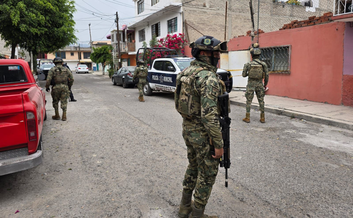 Agentes de la policía naval y municipal durante el cateo en la guarida de motos robadas en Ecatepec Foto: Especial