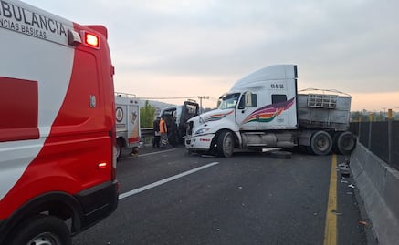 Tráiler se accidenta en el Circuito Exterior Mexiquense y bloquea carriles hacia Toluca