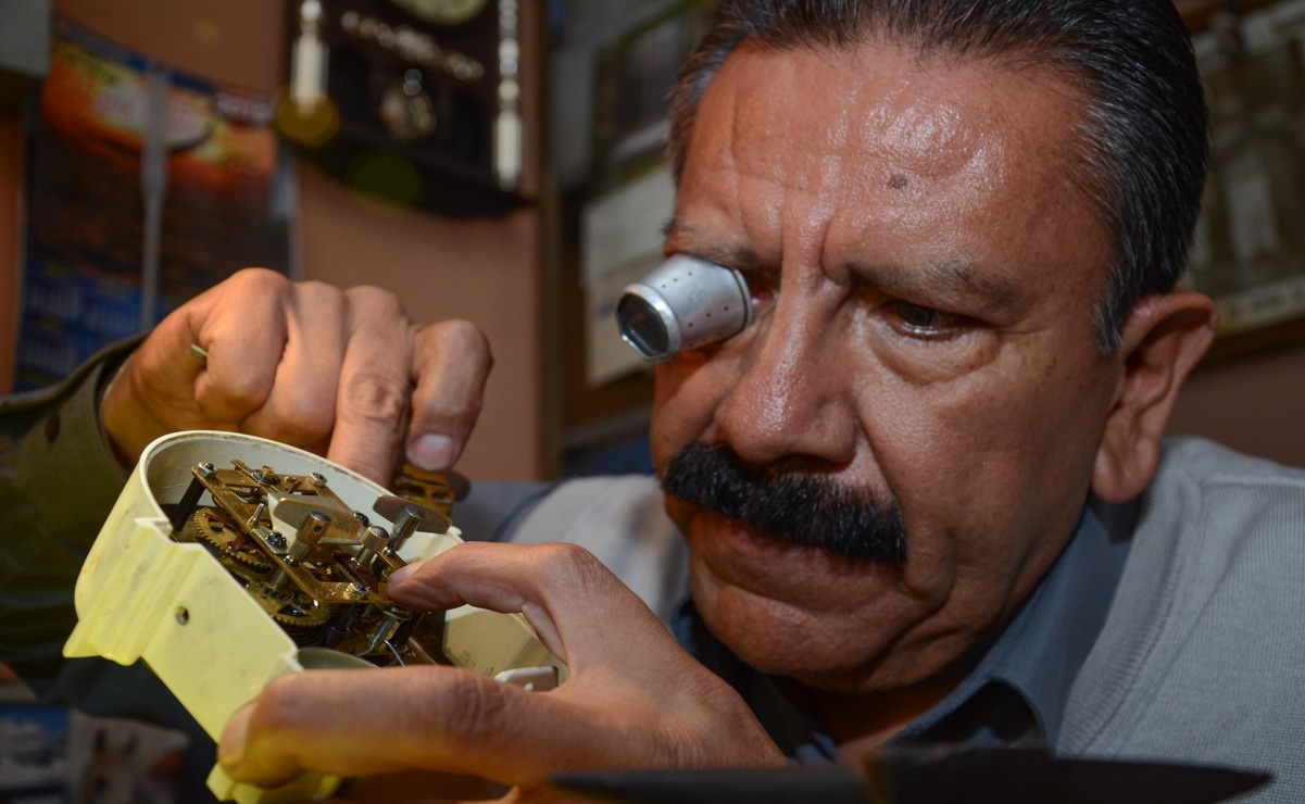 Octavio Quiroz, maestro relojero de Toluca / Foto Arturo Hernández