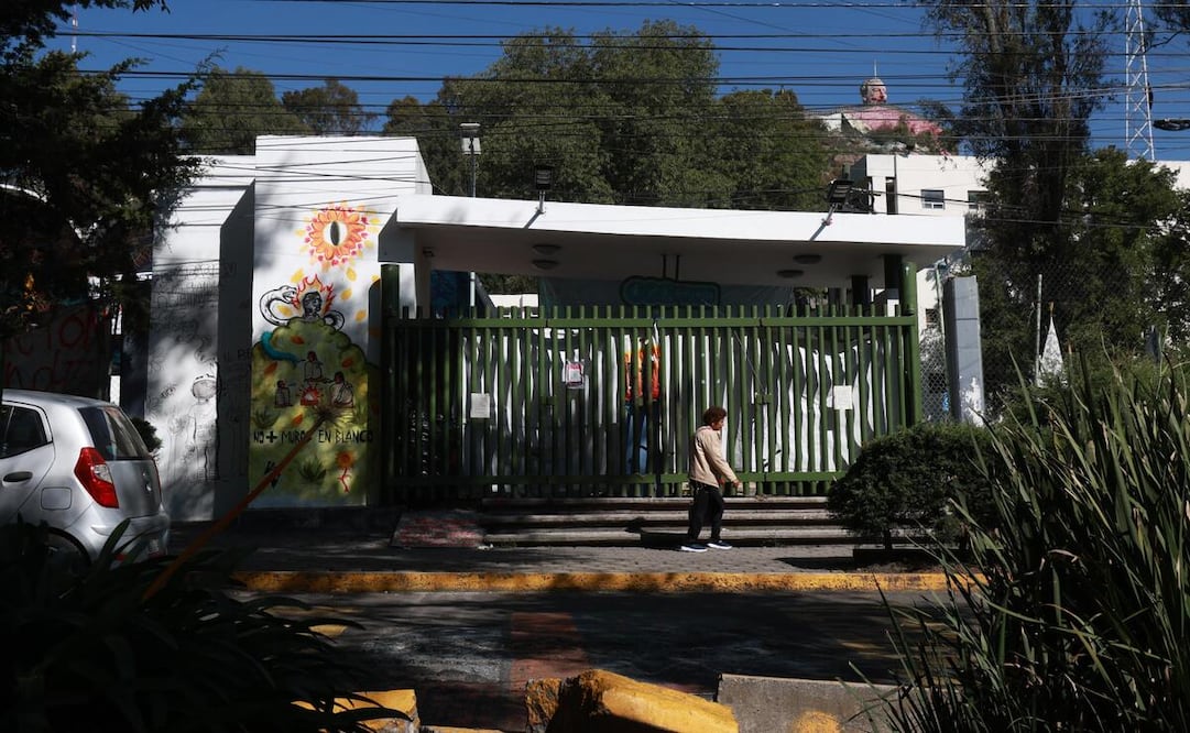 Padres de familia y alumnos encontraron cerradas las puertas de las facultades de Ciudad Universitaria / Foto Alejandro Vargas