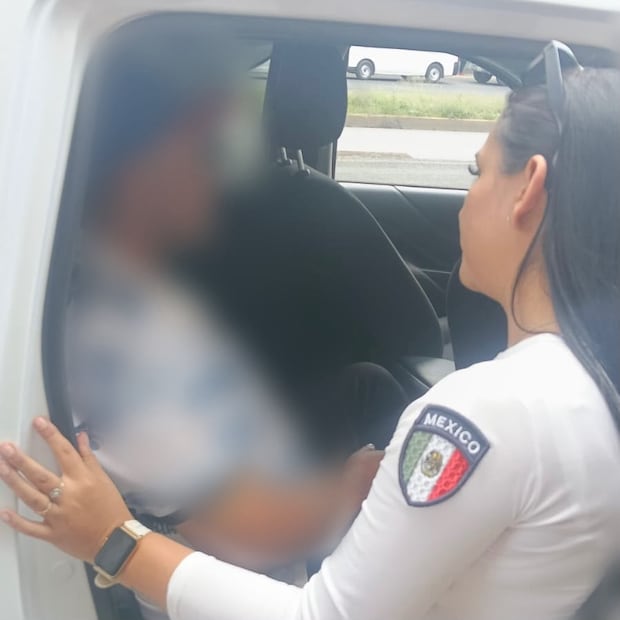 Policías municipales evitaron que un hombre se arrojara ayer desde un puente peatonal en la Vía Morelos, en Ecatepec. Foto especial