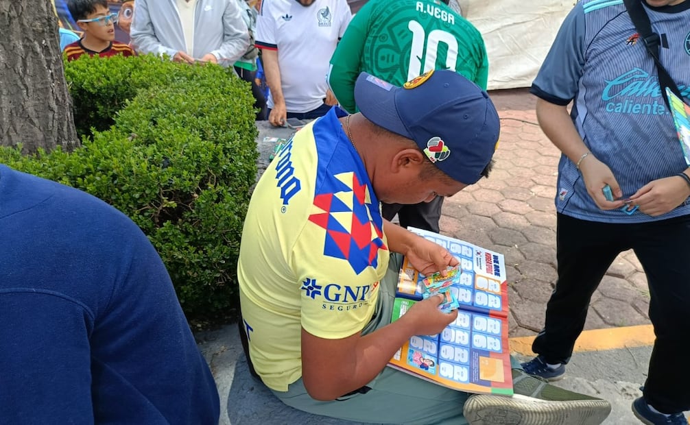 Niños, jóvenes y adultos compartieron la emoción de buscar las estampas más difíciles para completar su colección Panini. Foto Especial