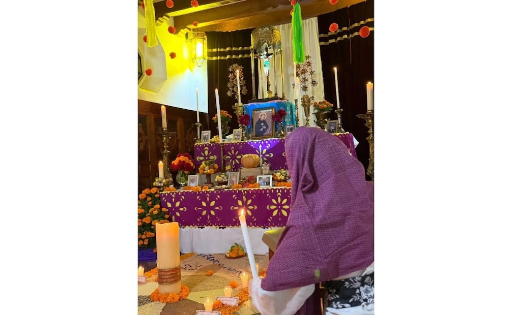 Flores de cempasúchil, aserrín y papel picado forman parte de la decoración del altar en Chalma. Foto especial