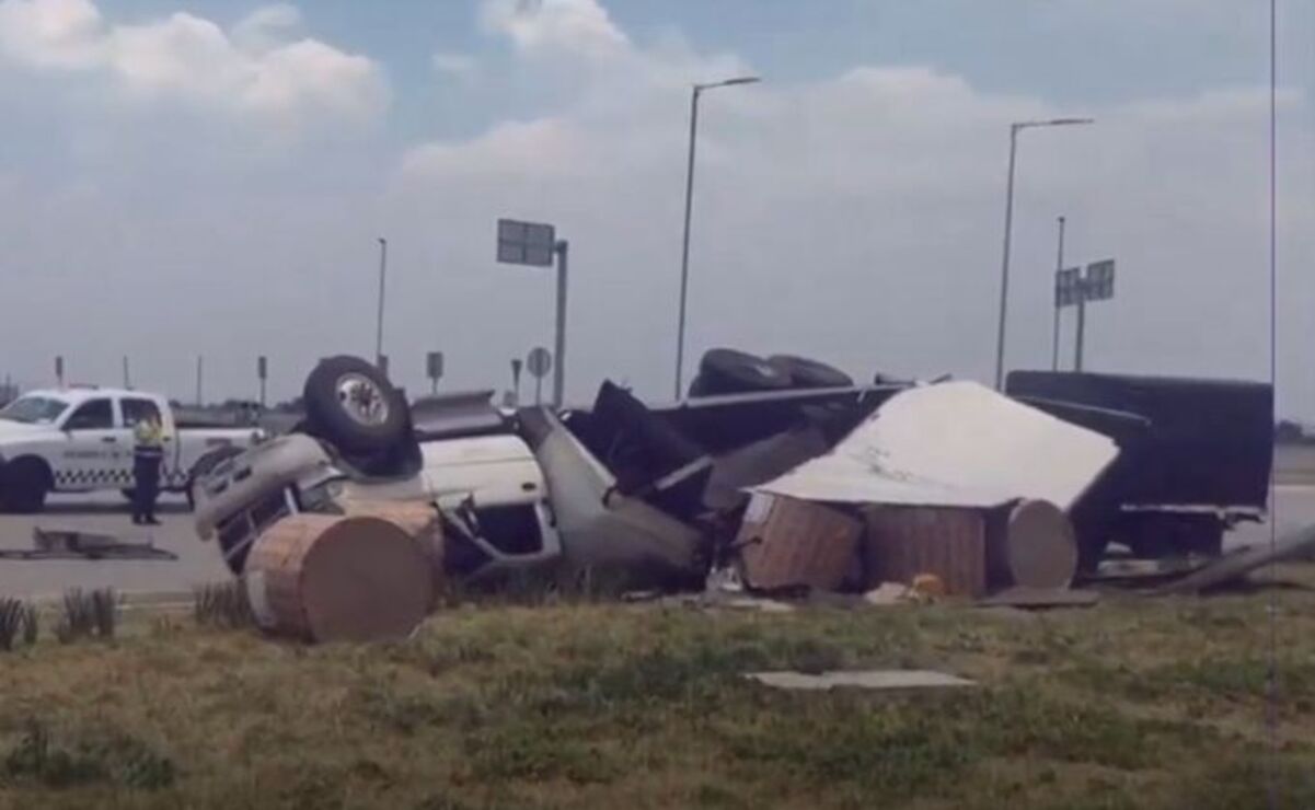 Volcadura de camión de carga deja dos personas lesionadas en glorieta del AIFA