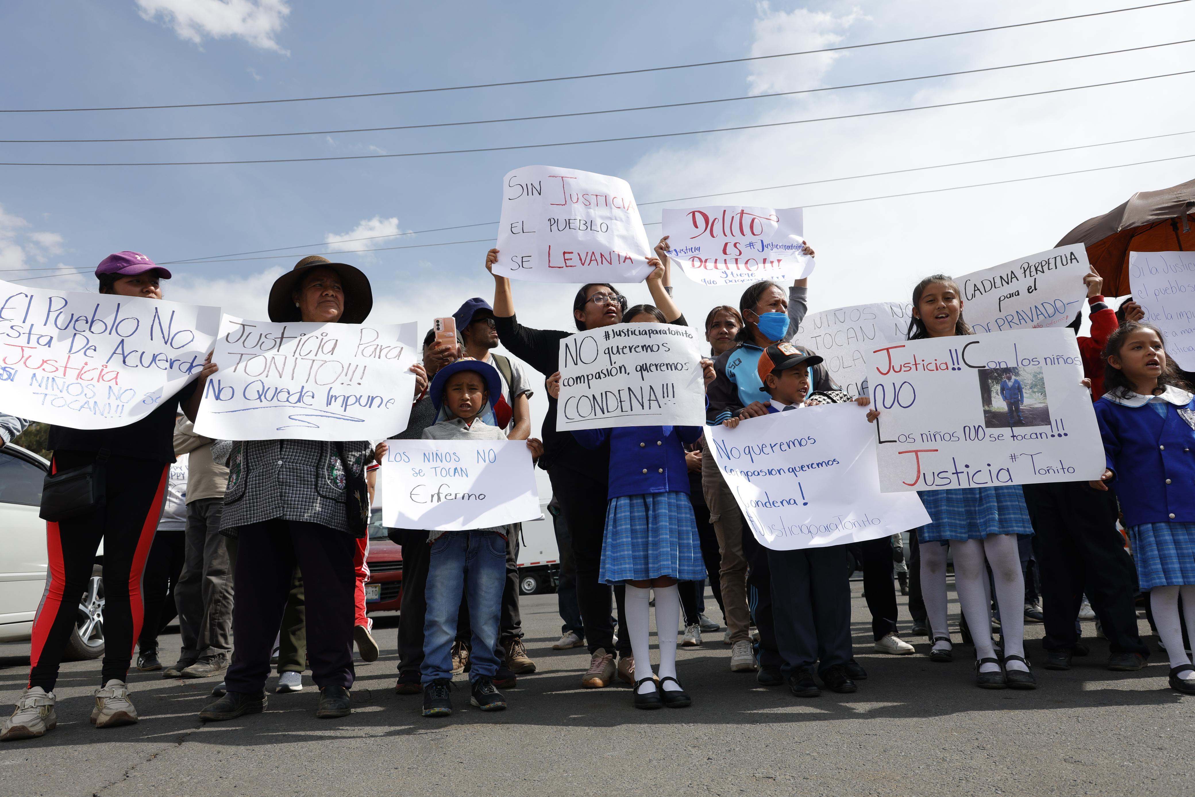 La comunidad de San Pedro Zictepec realizó manifestaciones en Tenango del Valle. Foto Arturo Hernández
