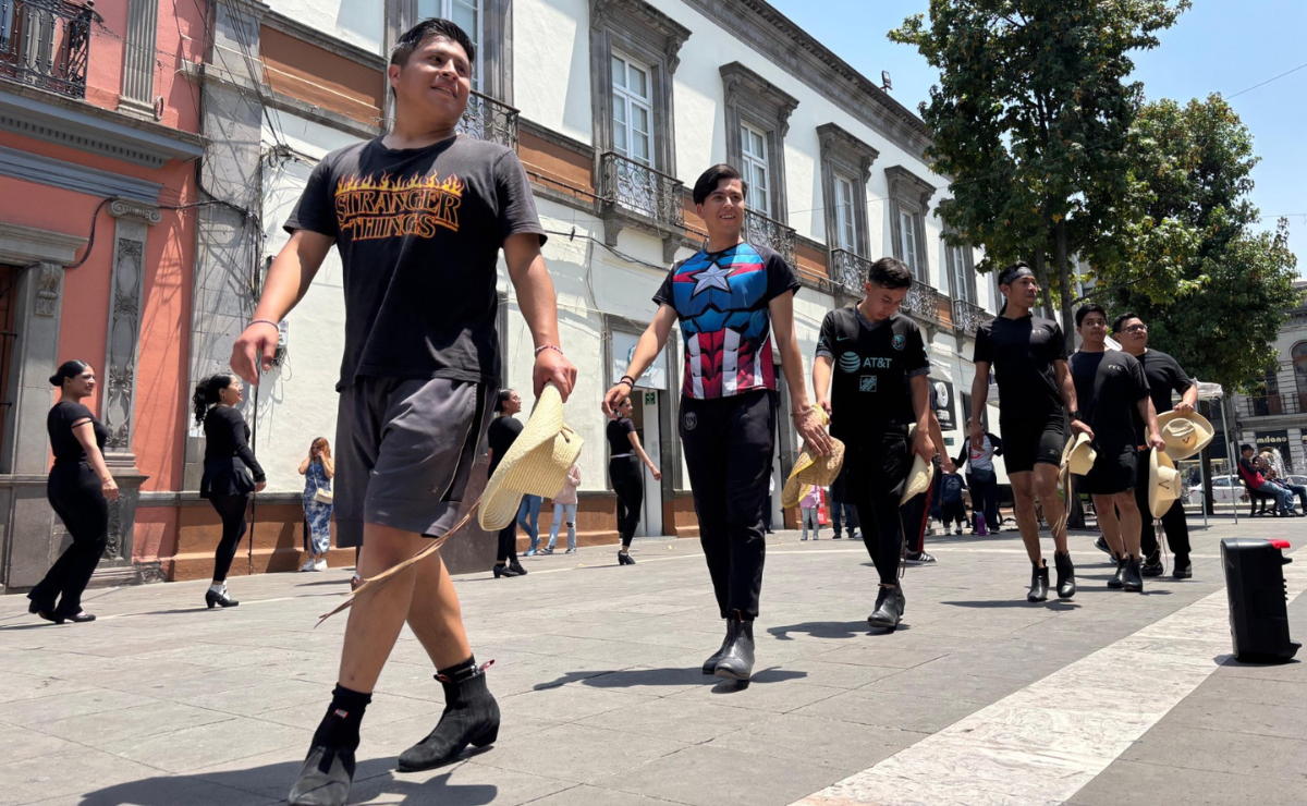 En el corazón de Toluca, la energía de Esencia Mestiza recauda fondos para su pasión folclórica. Foto: Miguel García