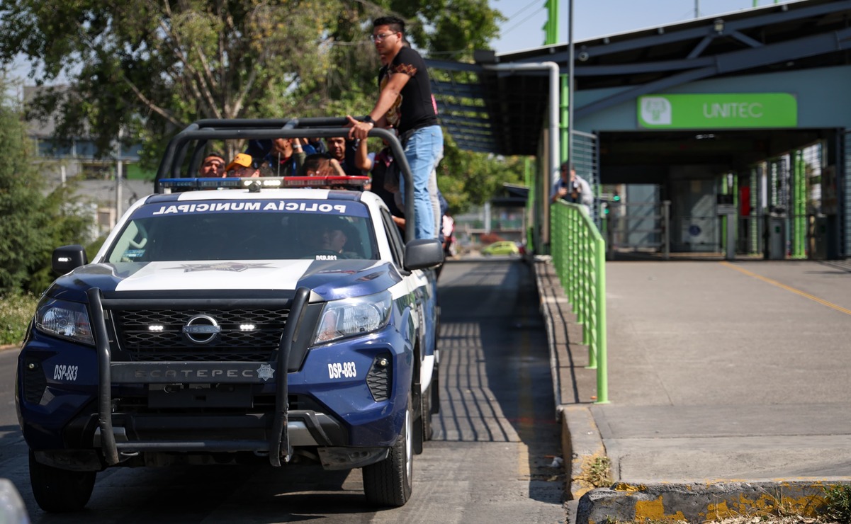 Patrullas de la Policía Municipal llegaron a la zona para subir en la parte trasera de sus unidades a los usuarios afectados por la protesta. Foto: Luis Camacho / El Universal Estado de México