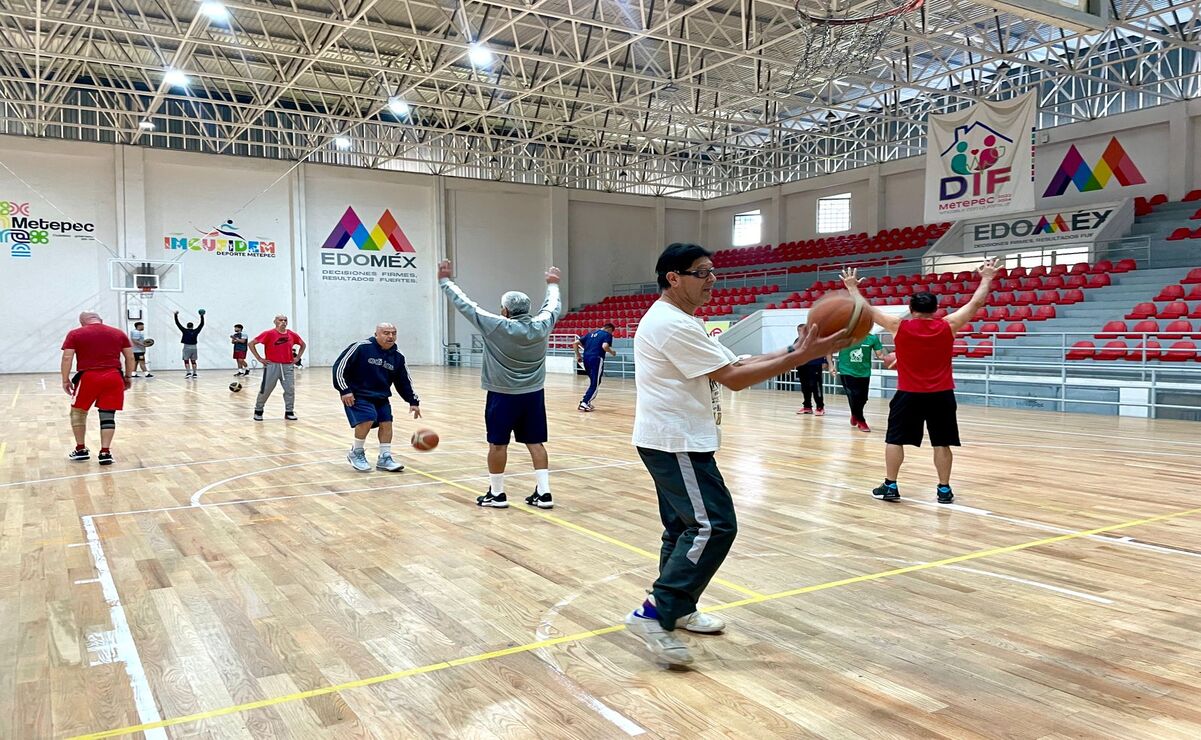 El equipo Leones Rojos de Metepec celebro su último entrenamiento de cara el Campeonato Nacional Maxibalonceso. Foto: Especial