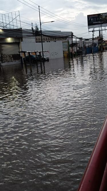 Coacalco, Mex.- El tránsito de vehículos sobre la Vía José López Portillo está colapsada por la intensa lluvia de hoy.
