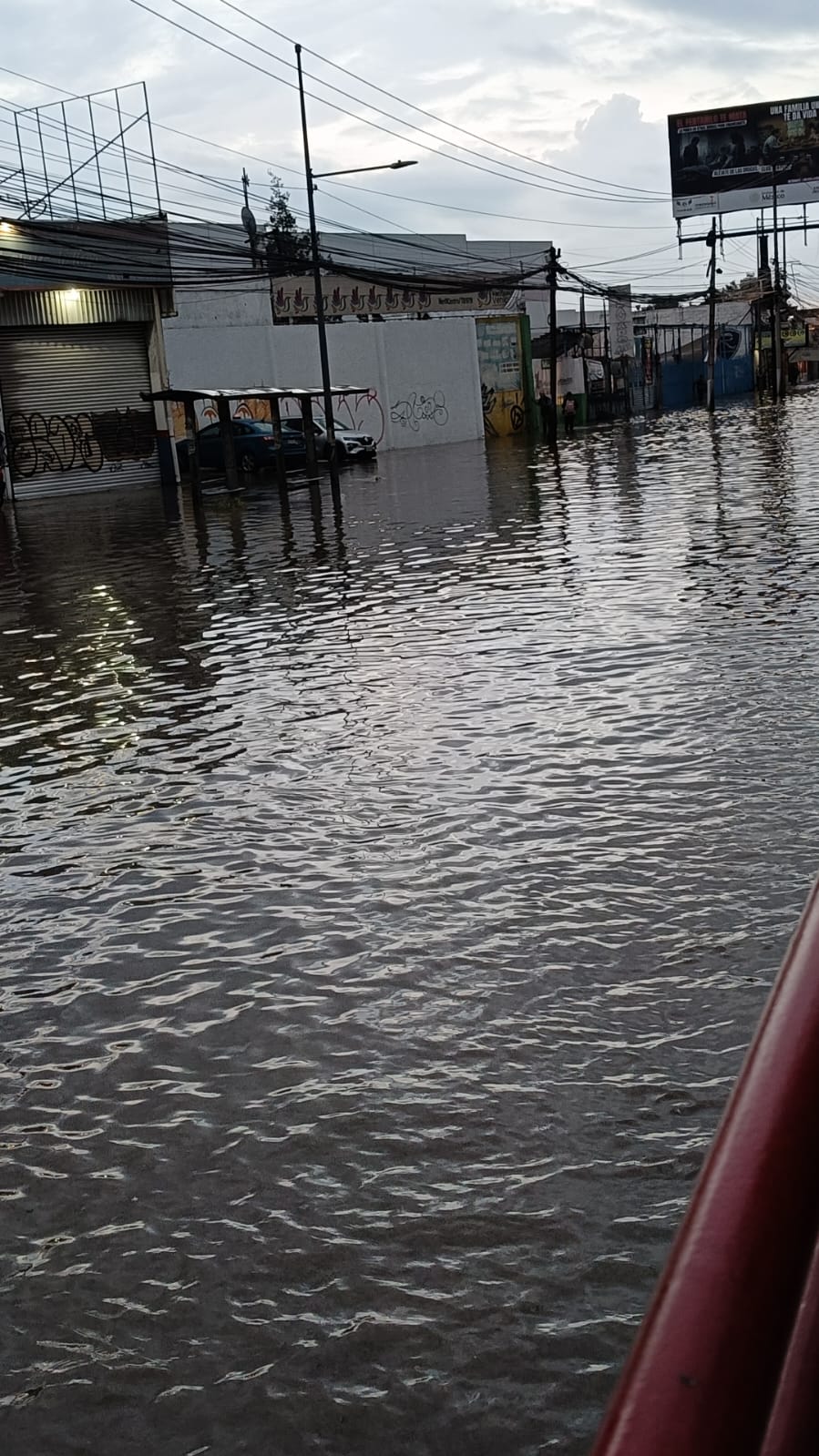 Intensa lluvia provoca encharcamientos y tráfico en la Vía López Portillo