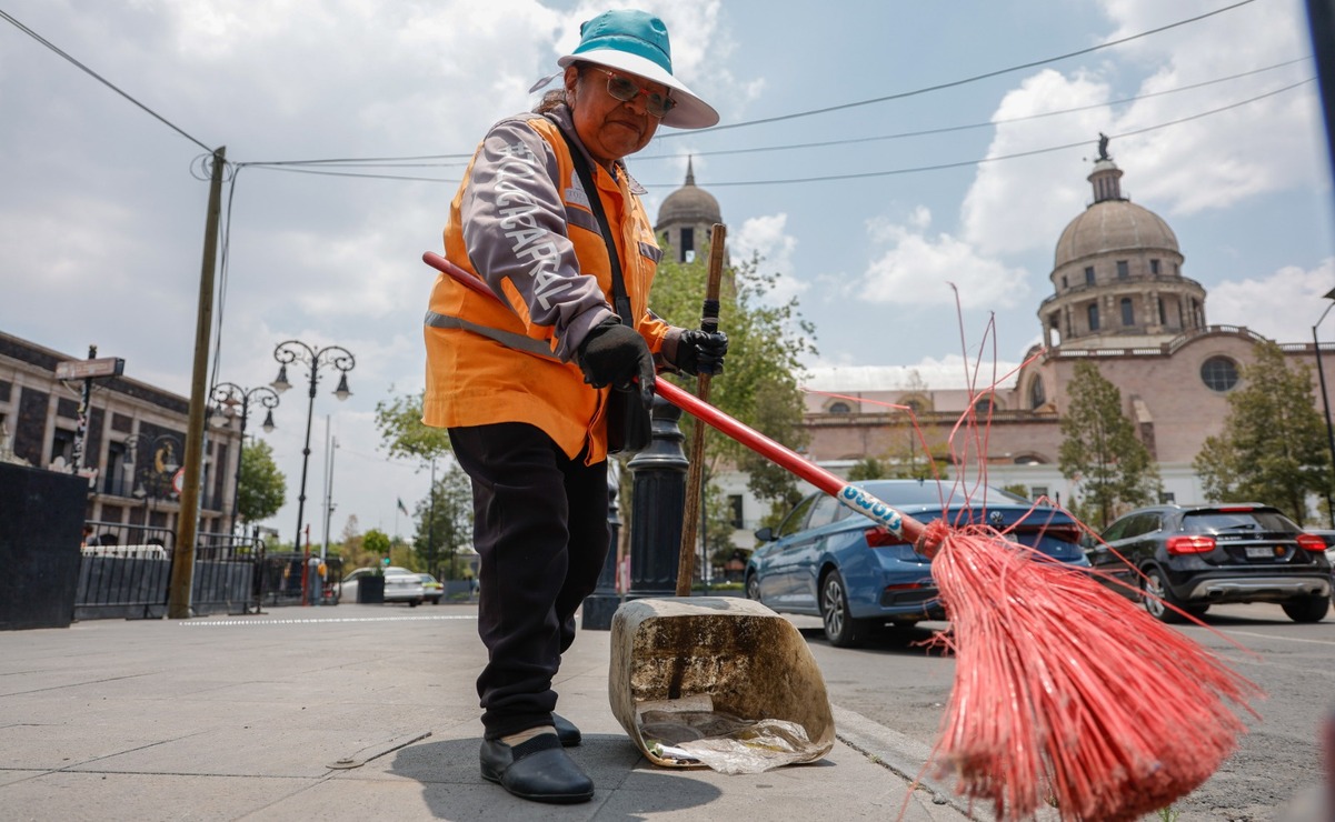 Persiste en ellas una vocación de servicio que se sostiene por el reconocimiento ocasional de algunos ciudadanos y por la esperanza de ver una Toluca más limpia / Foto: Arturo Hernández