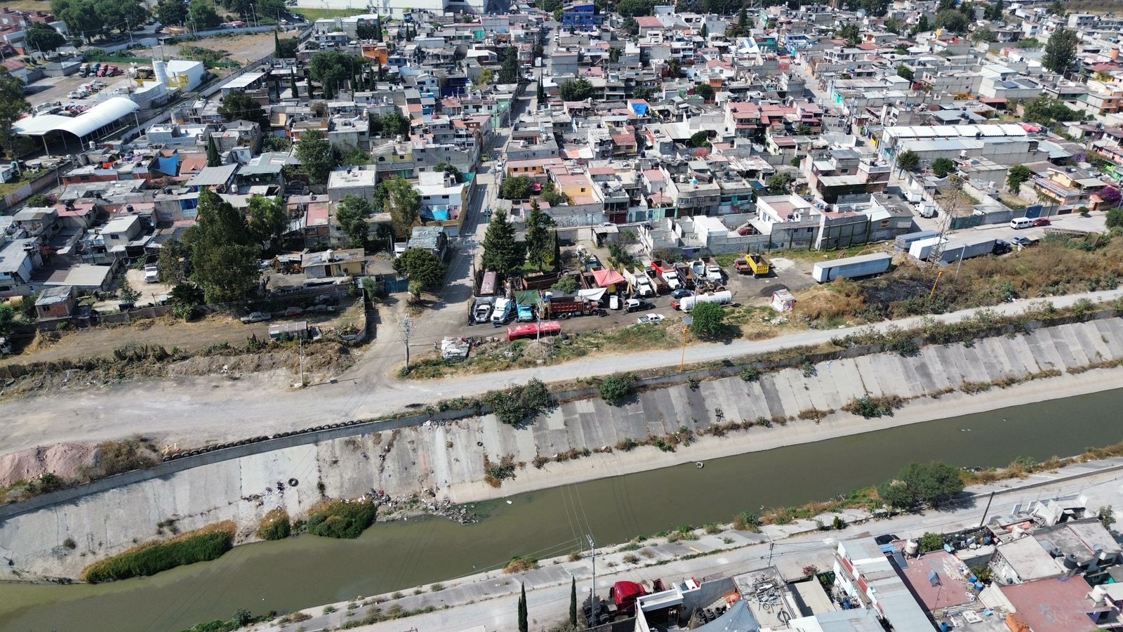 ¿Obras del Colector Quetzal o pleito por invasión? Serrano revela tráileres en zona federal en Izcalli