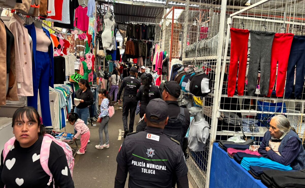 La Dirección General de Seguridad y Protección de Toluca implementó un operativo especial de vigilancia en el tianguis Palmillas. Foto: Especial