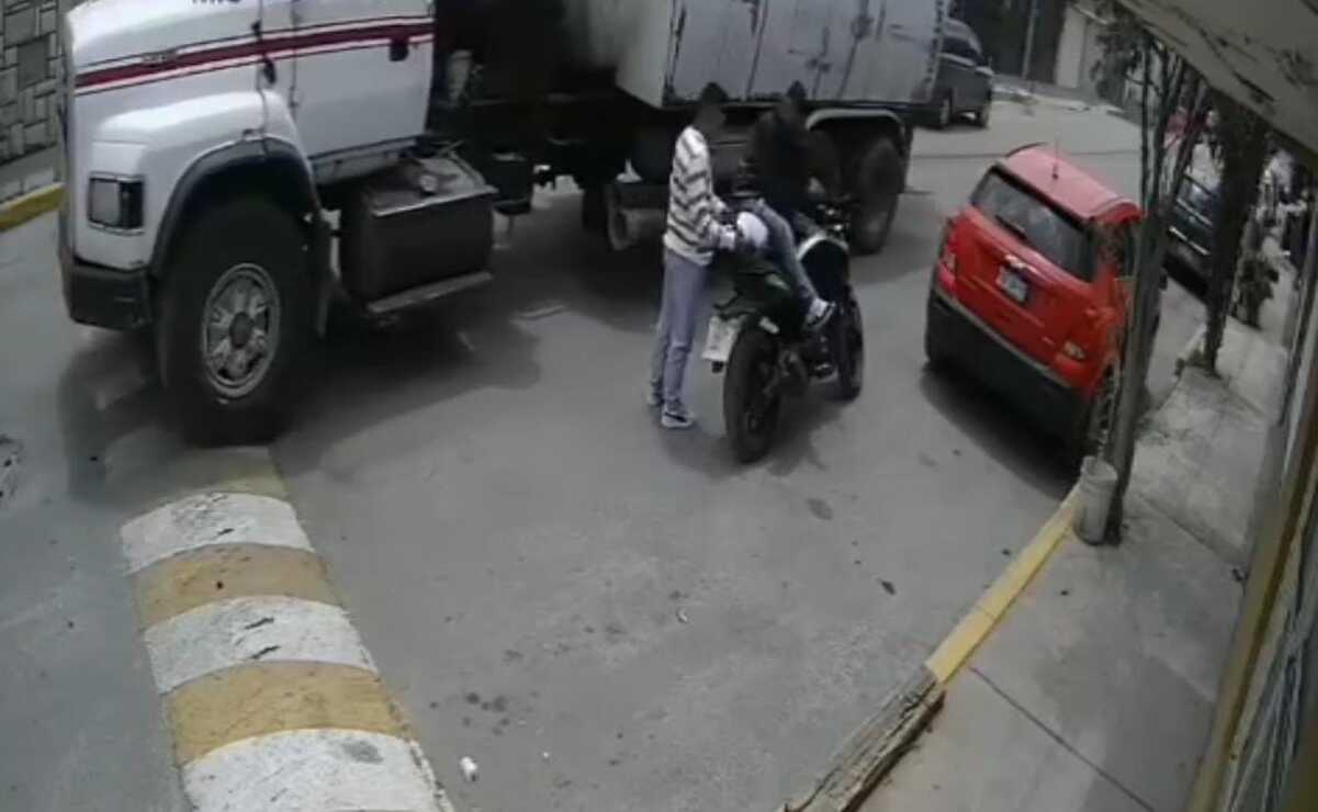 Los presuntos asaltantes llegaron abordo de una motocicleta. Foto: Captura de pantalla