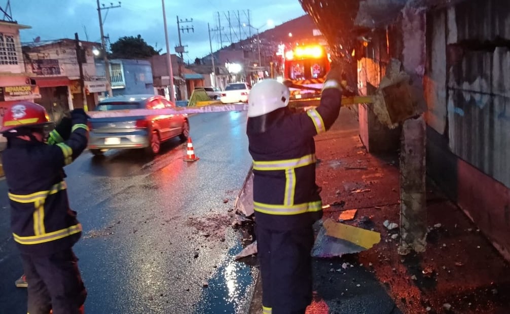El reblandecimiento de la tierra por las constantes precipitaciones causó el derrumbe de una estructura en Avenida de los Remedios. Foto Especial