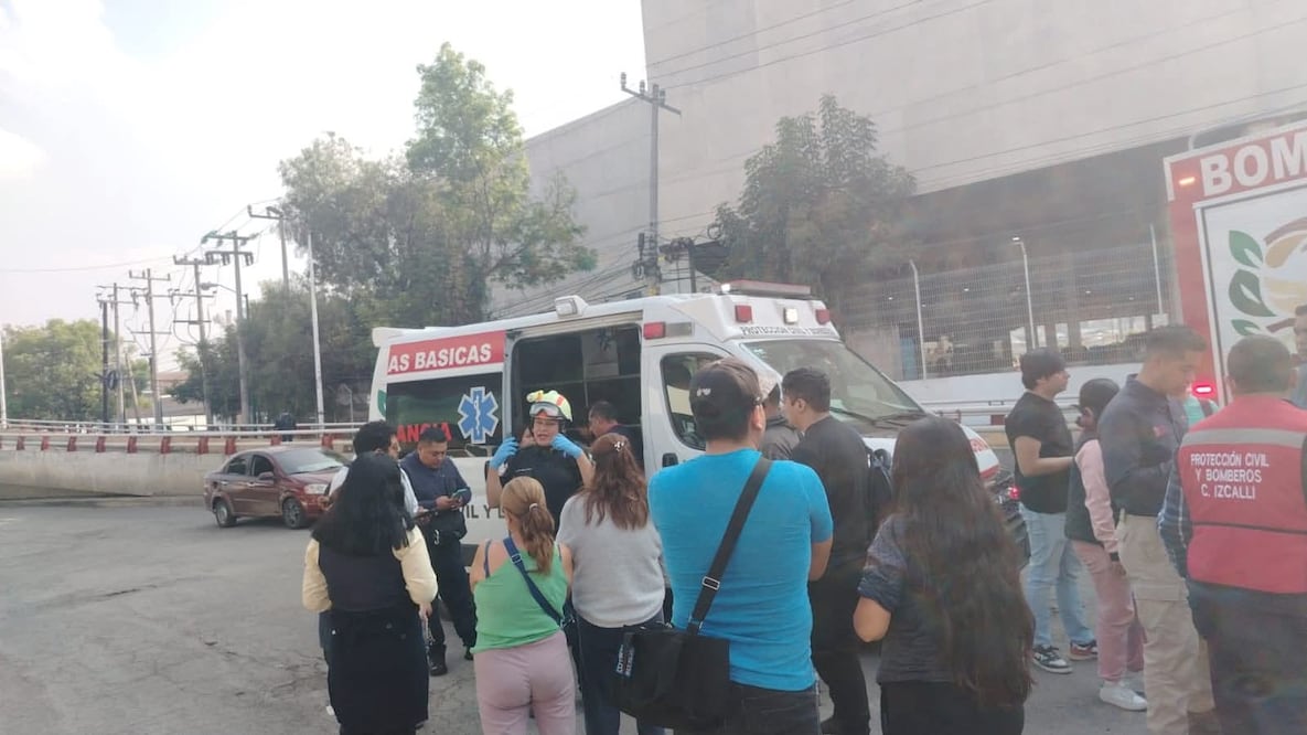 Bomberos y personal de emergencia trabajan a marchas forzadas para remover el material cerámico y evitar nuevos percances. Foto Especial