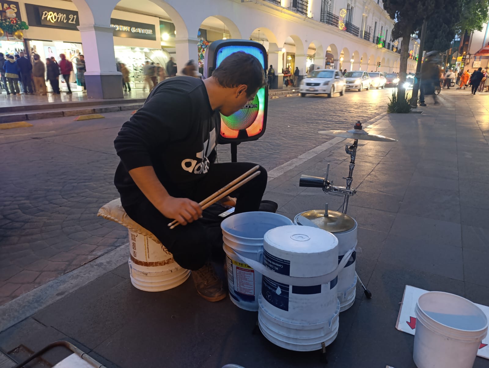 La música de Alex Pérez nos conecta con la realidad de muchos artistas callejeros que luchan por sobrevivir y compartir su arte con el mundo. Foto Especial