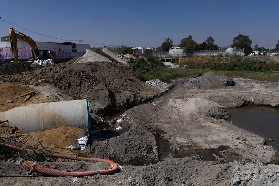 Personal de Conagua supervisa la instalación de tubería que permitirá desalojar hasta 50 metros cúbicos de agua por segundo. Foto: Hugo Salvador / El Universal