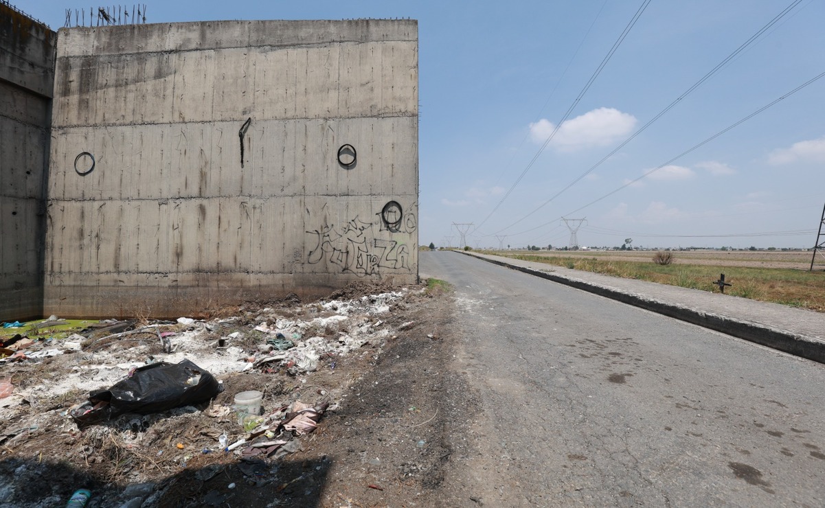 Este "cajón" abandonado, parte de una obra inconclusa, se ha convertido en guarida de delincuentes y depósito de desechos / Foto: Alejandro Vargas