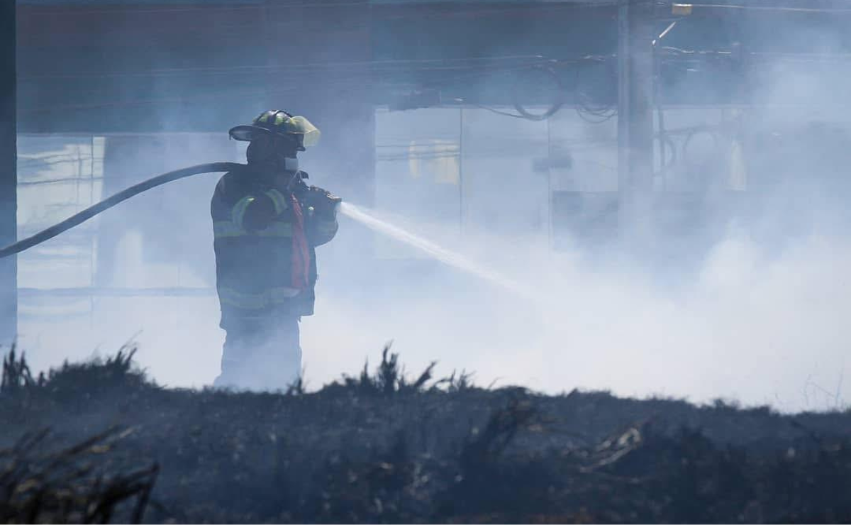 Bomberos de Metepec combaten un incendio de pastizal. Foto: Alejandro Vargas