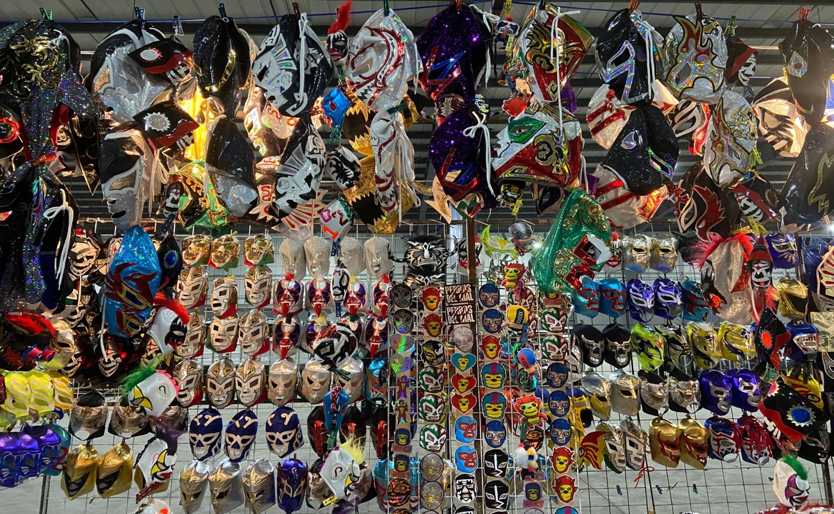 Los vendedores locales aseguran que sus ganancias provienen de los productos con licencias oficiales de los luchadores. Foto: Hanna Santillán.