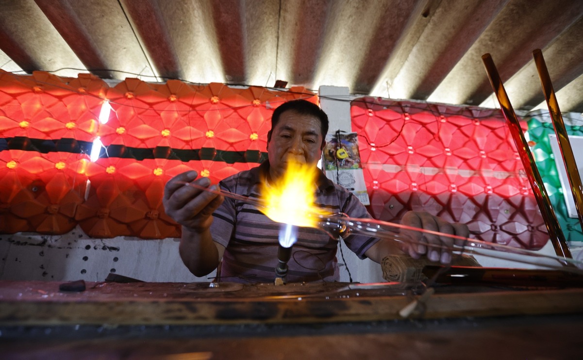 En Tolontli las esferas se elaboran con técnica del vidrio soplado / Foto: Jorge Alvarado