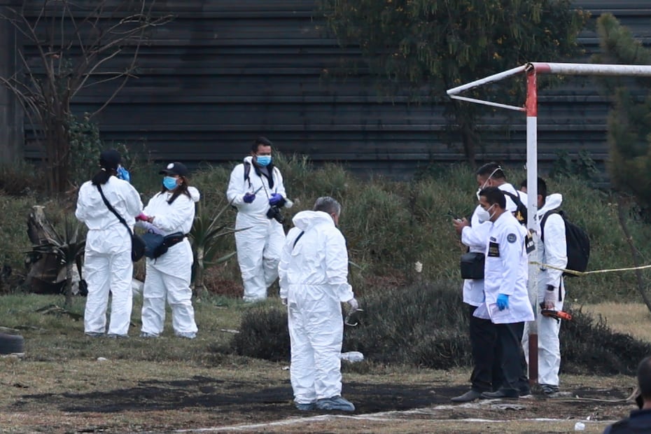 Las autoridades evacuaron dos cuadras a la redonda debido al riesgo por tanques de combustible y gas en la zona industrial. Foto Alejandro Vargas / El Universal