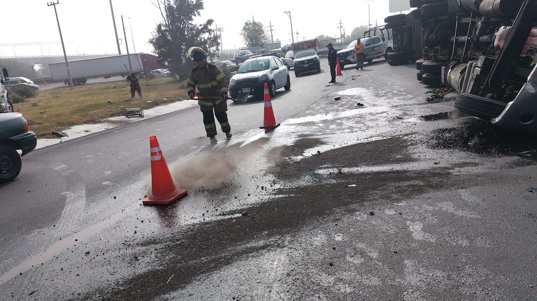 Policías municipales resguardan la carga de jugos y bebidas alcohólicas para impedir actos de rapiña. Foto Especial