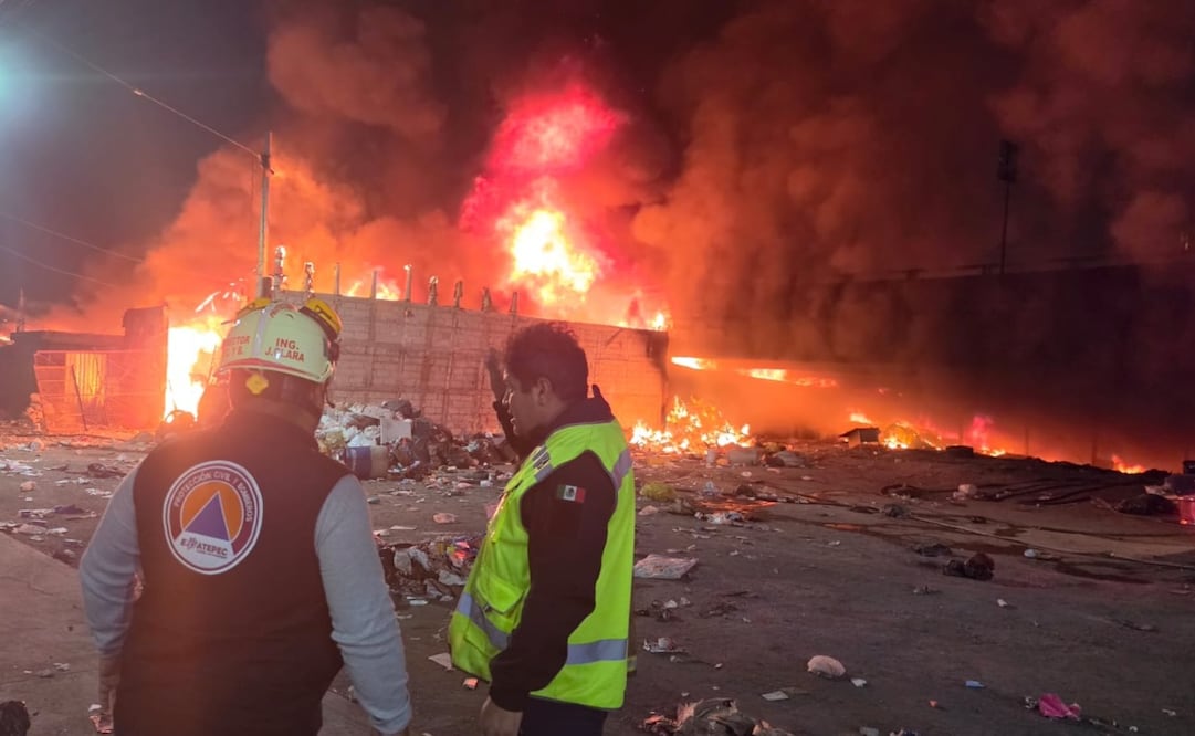El incendio ocurrió en Avenida Gran Canal del Desagüe, en una superficie de dos mil metros cuadrados, donde se quemó plástico y basura. Foto. Especial