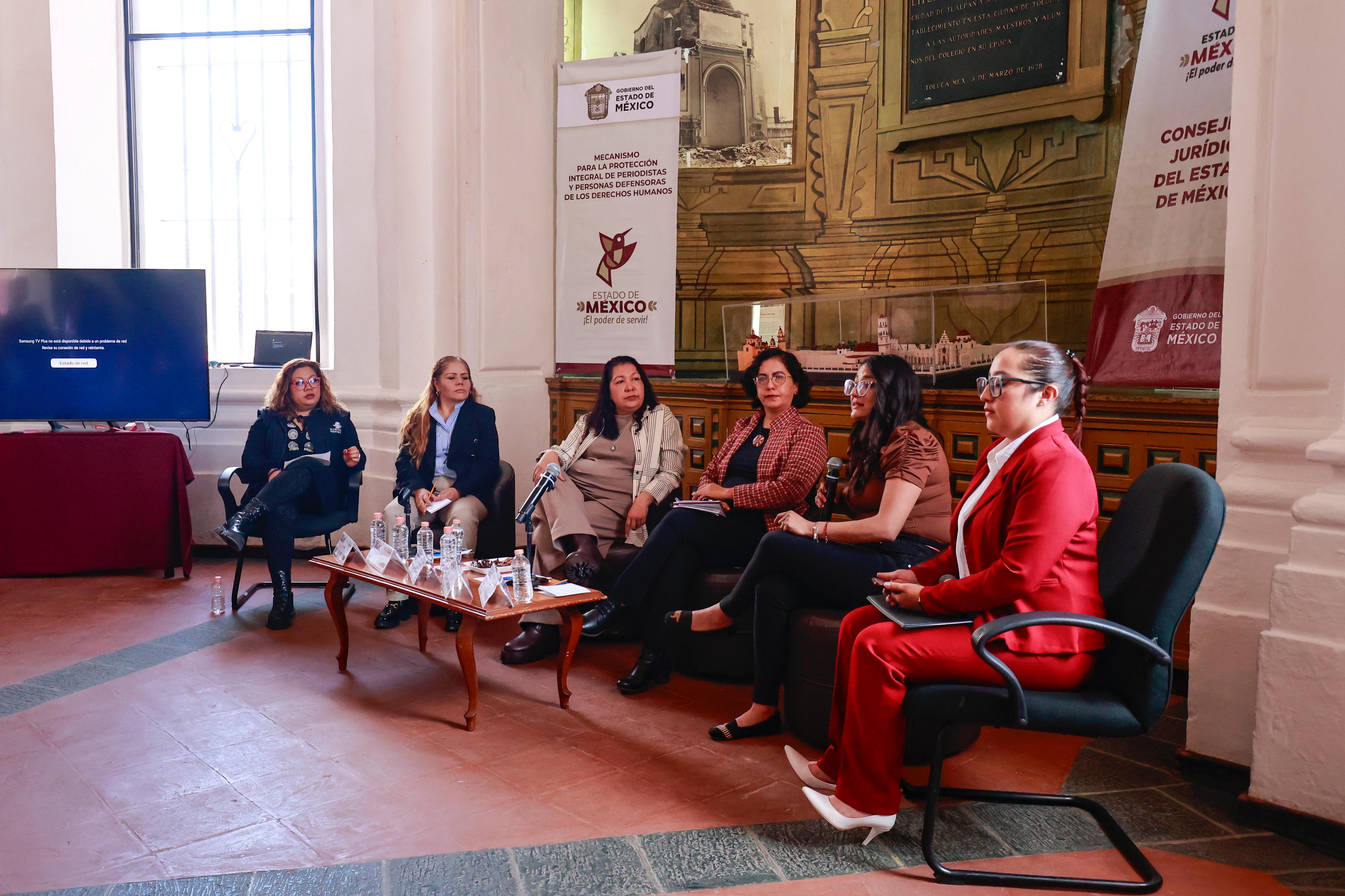 Mujeres reunidas en el conversatorio denominado “Avances y retos”. Foto Alejandro Vargas